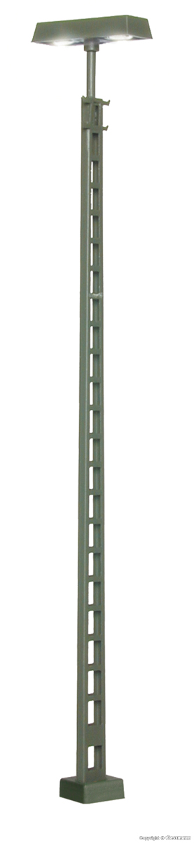 עמוד תאורה של תחנת רכבת עם פנס כפול